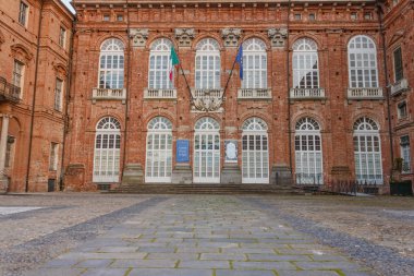 Aglie, Turin/İtalya-yaklaşık Ağustos 2016:Castle Aglie ve onun giriş merdiven üzerinde Ağustos 2016 yılında Aglie.