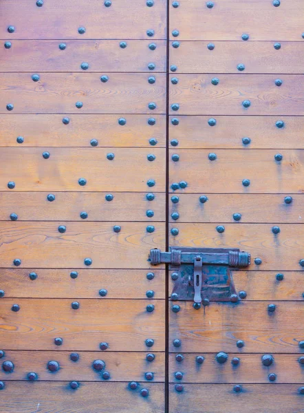 Özellikle de onun tokmağı ile bir kale kapı