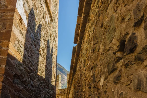 FENIS, ITALIA-5 SETTEMBRE 2016 La facciata del castello di Fenis in Valle d'Aosta con le sue mura e le sue torri difensive il 5 settembre 2016, a Fenis — Foto Stock