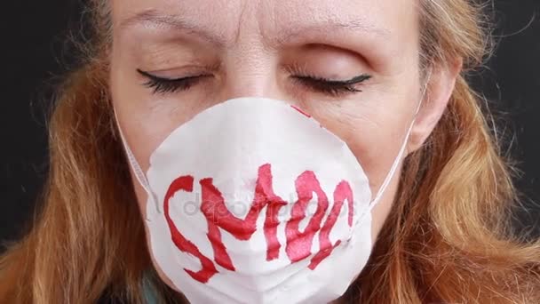 Vytřeštěné oči ženy ze strachu před smogem — Stock video