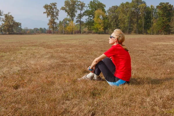 bir kadın bir parkta oturan ve manzara hayran