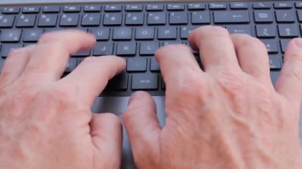 Homem Trabalha Computador Movimento Rápido Homem Trabalha Freneticamente Computador — Vídeo de Stock