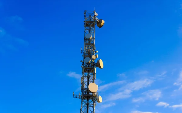 Torre Torre Comunicazione Mobile Con Dispositivi Controllo Antenne Trasmettitori Ripetitori — Foto Stock