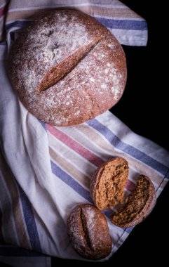 İri ekmek. Kara ekmek. Kumaşta ekmek. En iyi yemek ekmektir. 
