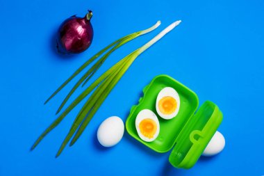 Mavi arka planda soğanlı yumurtalar