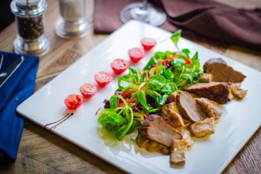 Dana beyaz tabakta sıcak salata