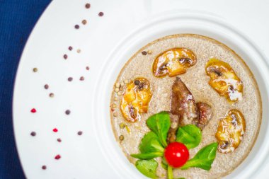 Грибна юшка горщик білий