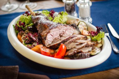 Domatesli kuzu budu, sarımsak, kabak.