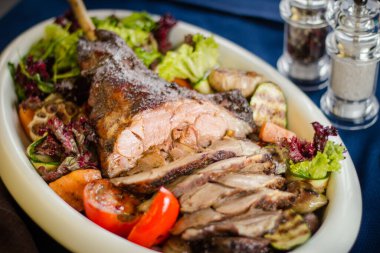 Domatesli kuzu budu, sarımsak, kabak.