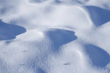 Güneşli bir günde kar sürüklenir