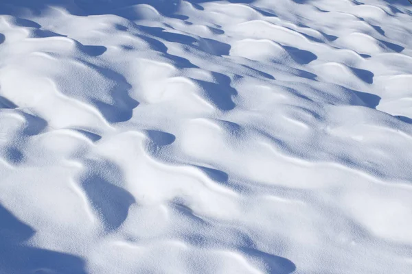 La neve va alla deriva in una giornata di sole — Foto Stock