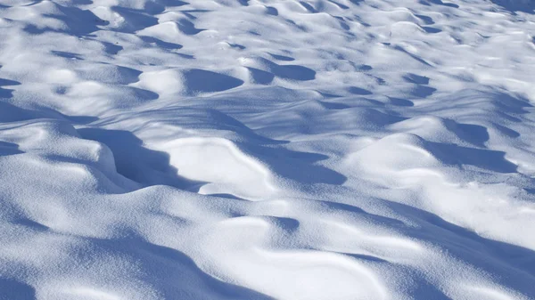 Sněhové závěje za slunečného dne — Stock fotografie