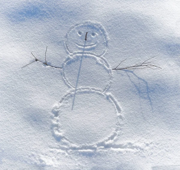 Ένας χαμογελαστός χιονάνθρωπος ζωγραφισμένα στο χιόνι — Φωτογραφία Αρχείου