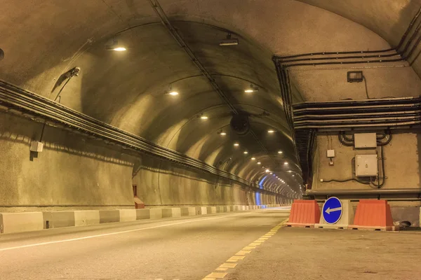 Wegtunnel Rechtenvrije Stockafbeeldingen