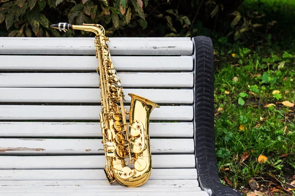 Saksofon na ławce — Zdjęcie stockowe