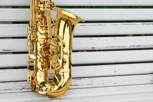 Saksofon na ławce — Zdjęcie stockowe