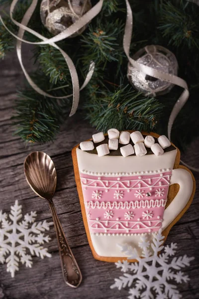 Pão Gengibre Rosa Forma Xícara Com Cacau Marshmallow Mesa Madeira — Fotografia de Stock