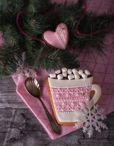 Pão de gengibre rosa na forma de copo — Fotografia de Stock