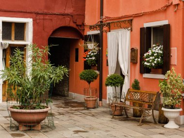 Burano, İtalya için açık renklerle boyalı evlerin küçük veranda
