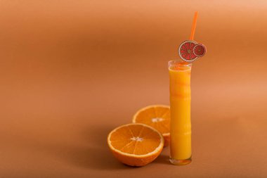 Bir kokteyl sopa ile bir bardak portakal suyu