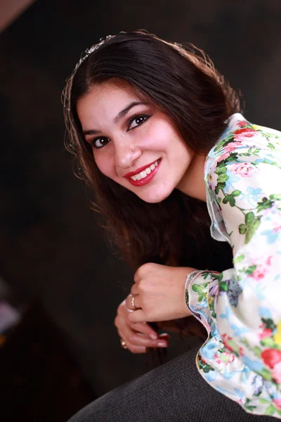 Hermosa joven gitana — Foto de Stock