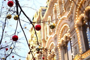 Bir ağaç dalı arka ışıklı Noel oyuncaklar