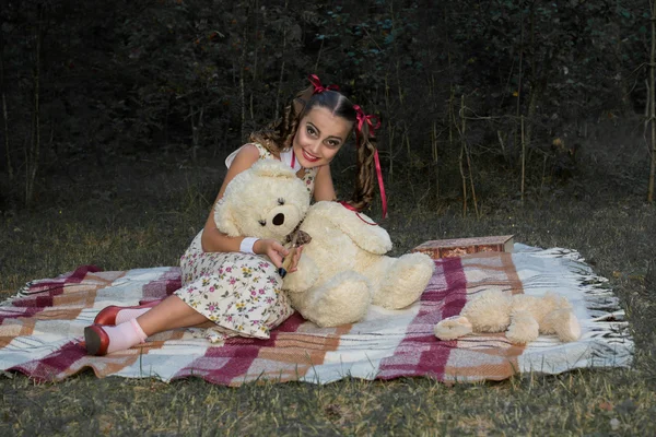 La ragazza lo zombie nel bosco vuole uccidere di un orsacchiotto . — Foto Stock