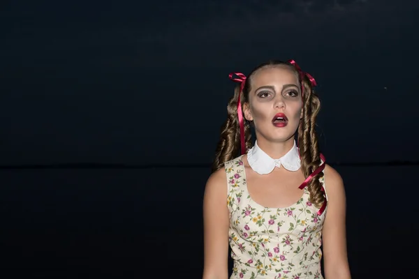 Гламурная девушка-зомби. Концепция Хэллоуина . — стоковое фото
