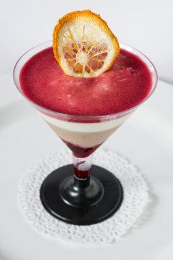 bir bardak martini için sunulduğu güzel tatlı Mus