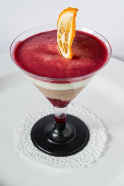 bir bardak martini için sunulduğu güzel tatlı Mus