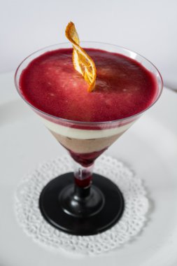 bir bardak martini için sunulduğu güzel tatlı Mus