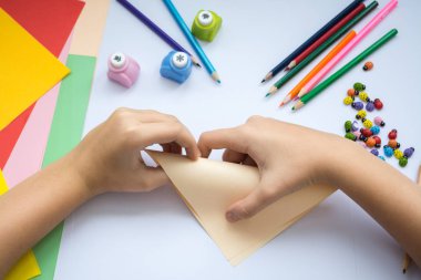 Şeftali kağıttan origami Kurt çocuk ellerin yaptığını.