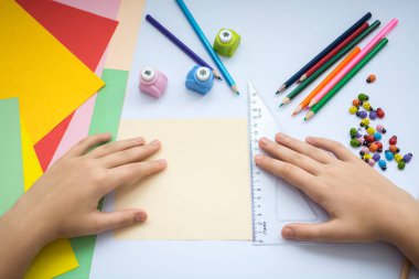 Şeftali kağıttan origami Kurt çocuk ellerin yaptığını.