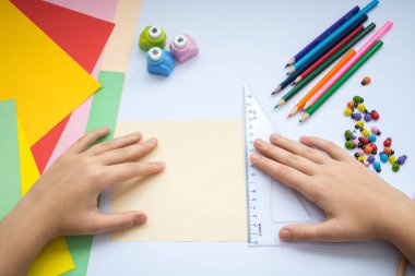 Şeftali kağıttan origami Kurt çocuk ellerin yaptığını.