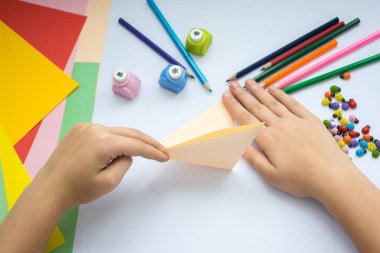 Şeftali kağıttan origami Kurt çocuk ellerin yaptığını.