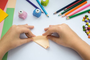 Şeftali kağıttan origami Kurt çocuk ellerin yaptığını.