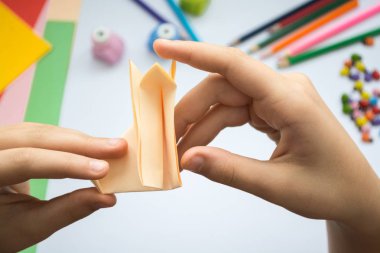 Şeftali kağıttan origami Kurt çocuk ellerin yaptığını.