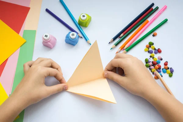 Le mani dei bambini fanno origami lupo di carta pesca . — Foto Stock