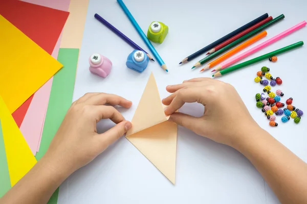 Şeftali kağıttan origami Kurt çocuk ellerin yaptığını.