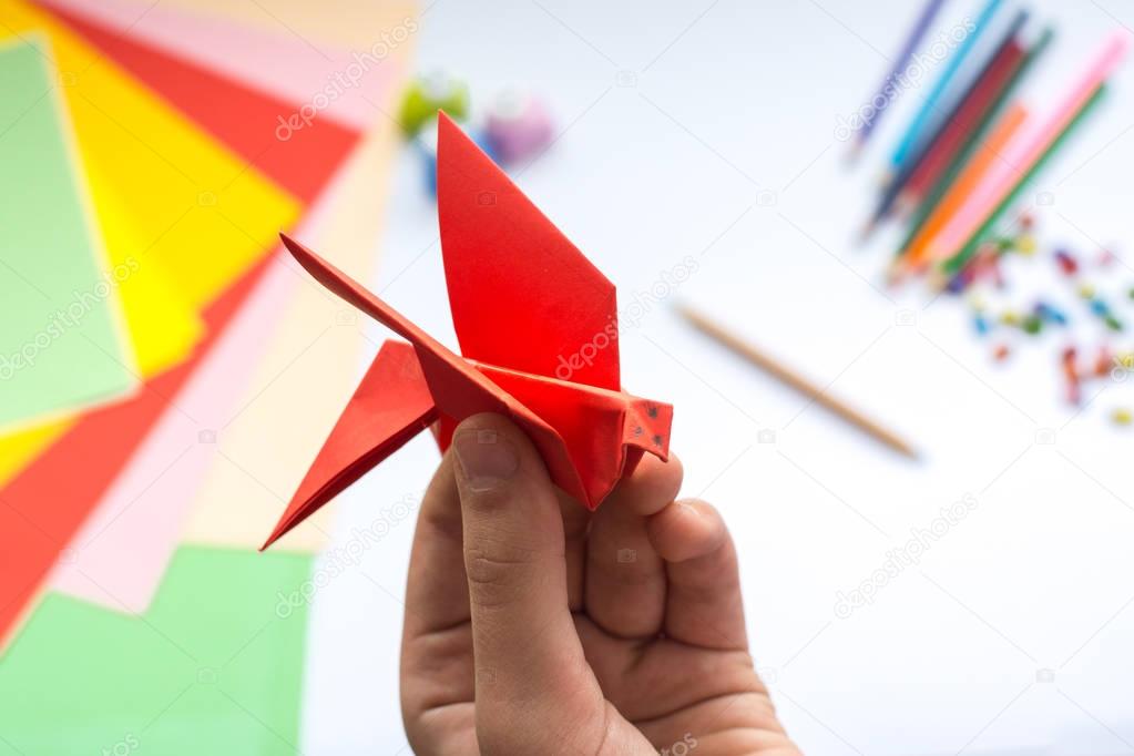 Les Mains Des Enfants Faire Un Oiseau En Origami De Papier