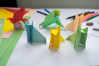Çocuk origami kurt ve kuşun renkli kağıttan.
