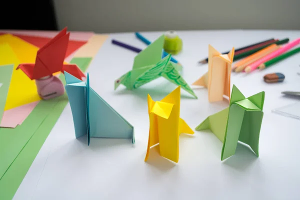 Çocuk origami kurt ve kuşun renkli kağıttan.