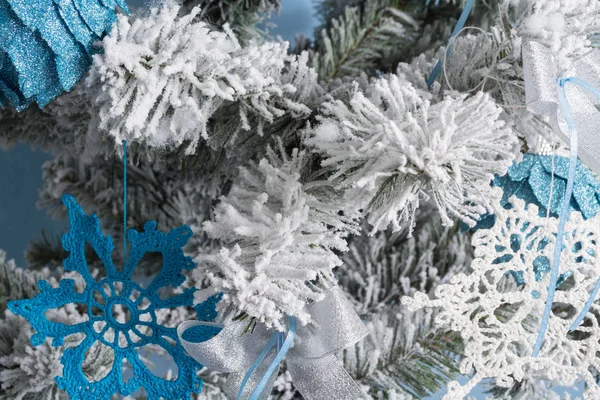 Nový rok fotografie. Nový rok stromů s imitací sněhu zdobí hračky. Dárky leží pod stromem fnew rok. — Stock fotografie