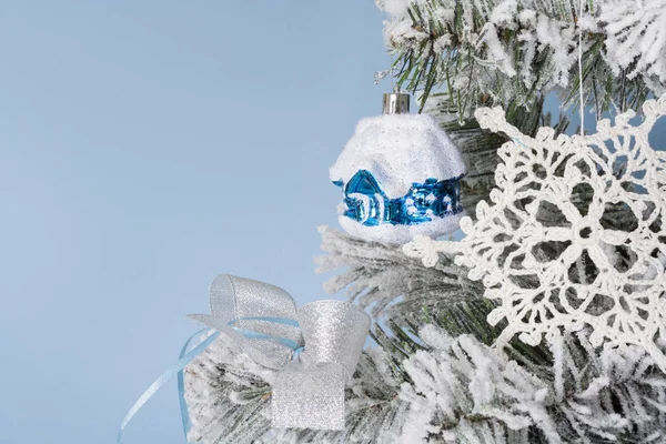Nový rok fotografie. Nový rok stromů s imitací sněhu zdobí toyson modré pozadí. — Stock fotografie