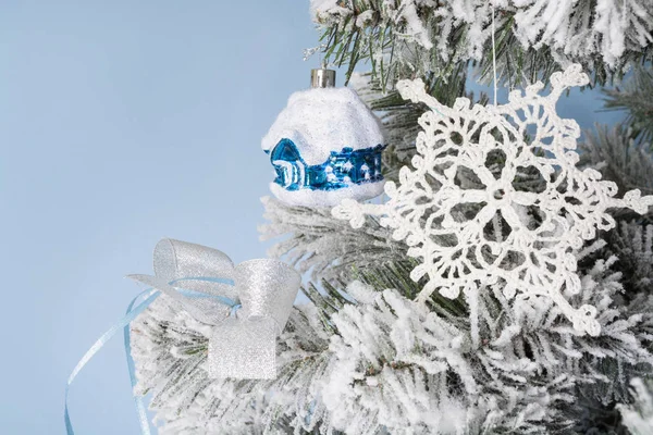 New Year's photo. the New Year's tree with imitation of snow is decorated with toyson a blue background. — Stock Photo, Image