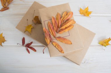 iki craft kağıt kutu süslemeleri sonbahar yaprakları.