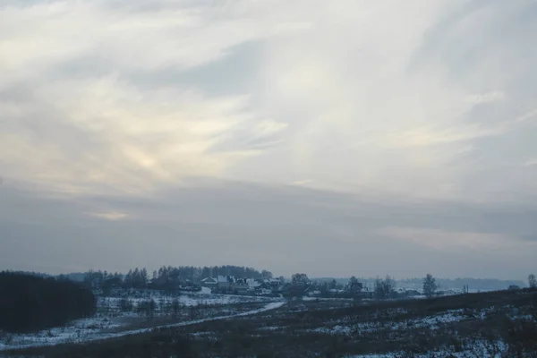 Vinterlandskap. Molnig dag. Vinter nedgång. — Stockfoto