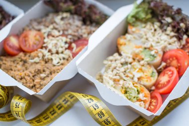 vegan gıda kutuları ve bir ölçüm bandı kilo kaybı için. bir yumuşak odak portre