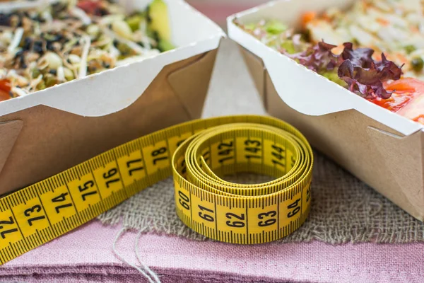 vegan gıda kutuları ve bir ölçüm bandı kilo kaybı için. bir yumuşak odak portre