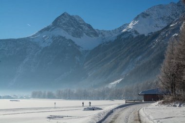 güzel kış dağlar manzara. Güneşli bir gün. Kış düşüş. Parlak renkler. Kış orman. Orman nehir. Hoarfrost şubeleri.